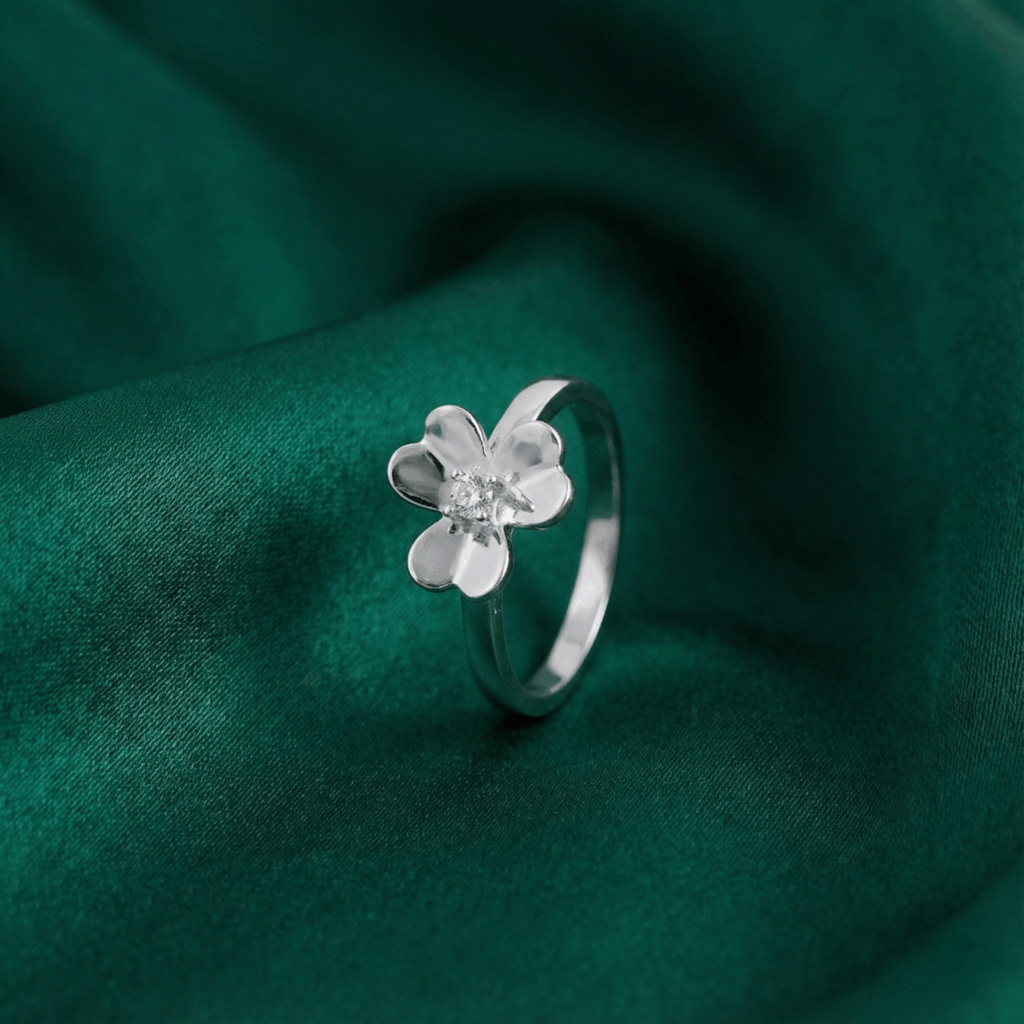 Van Cleef & Arpels, Frivole ring, 1 flower, small model